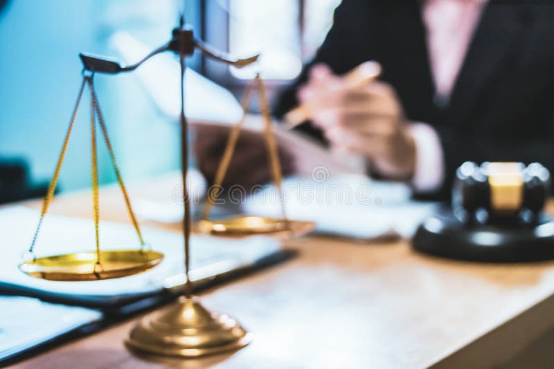Schaalrecht zakenman op kantoor werkdocumenten op houten tafel en instagram-stijl, filterfototoon (vintage tone); royalty-vrije stock fotografie Schaalrecht zakenman op kantoor werkdocumenten op houten tafel en instagram-stijl, filterfototoon (vintage tone); royalty-vrije stock fotografie