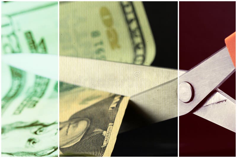 Schaar die Amerikaanse munt snijden twintig dollarrekening - concept van de besnoeiingen op de begroting het financiële crisis stock foto's Schaar die Amerikaanse munt snijden twintig dollarrekening - concept van de besnoeiingen op de begroting het financiële crisis stock foto's