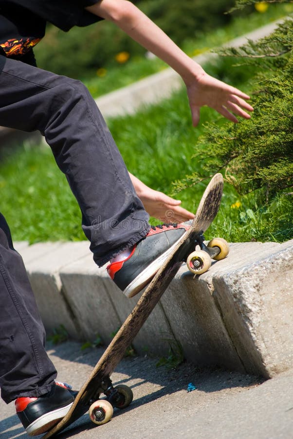 Schaatser die een sprong doet stock fotografie Schaatser die een sprong doet stock fotografie