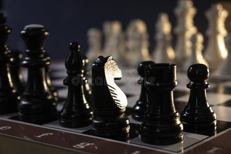 schach stück schwarz auf dem schachbrett weißen - Stockfoto