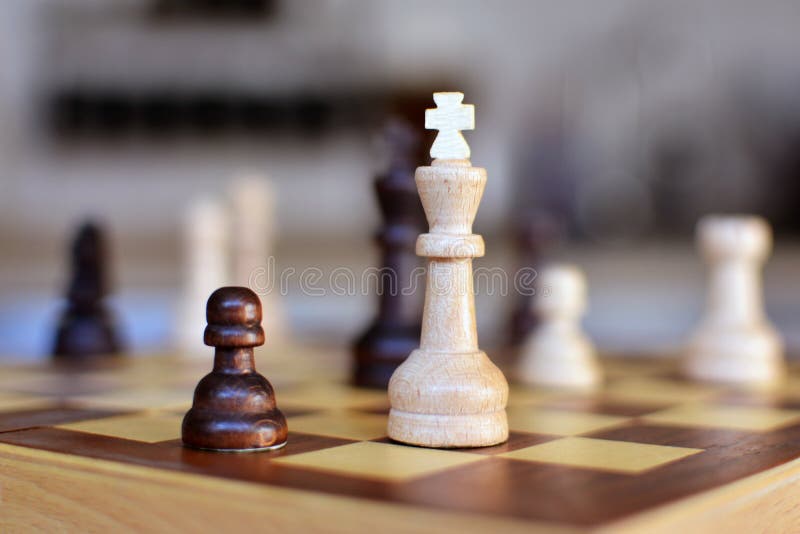 SchachBrettspiel mit Fokus auf weißen Königinstücken auf undeutlichem Hintergrund lizenzfreie stockfotos SchachBrettspiel mit Fokus auf weißen Königinstücken auf undeutlichem Hintergrund lizenzfreie stockfotos