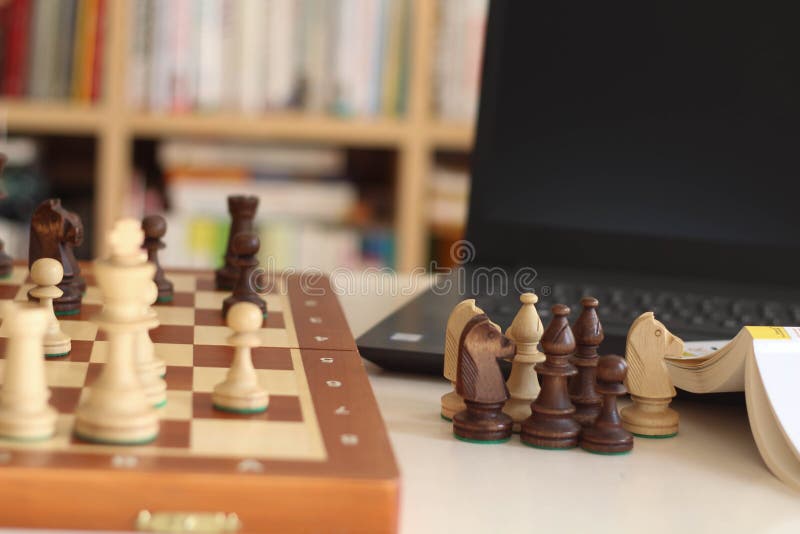 Schachhintergrund Spiel-Schach Online Spielen Des Schachs Mit Laptop.  Fernon-line-Ausbildung, Kommunikation Mit Schachtrainer Buc Stockfoto -  Bild von trainer, führung: 200006520