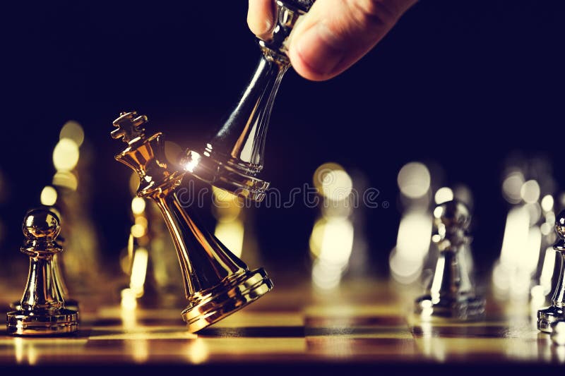 Schachspiel schließen Gegner oder Handelskonkurrent besiegt durch Schachmatt am Ende des Schachbrettspiels Geschäftsmann, der Sch lizenzfreie stockbilder Schachspiel schließen Gegner oder Handelskonkurrent besiegt durch Schachmatt am Ende des Schachbrettspiels Geschäftsmann, der Sch lizenzfreie stockbilder