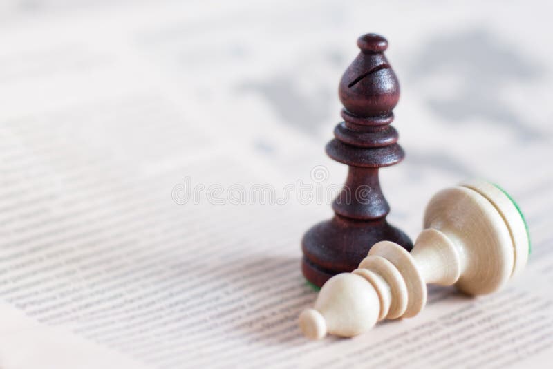 Schachzahl auf Zeitung, Geschäftskonzept - Strategie, Führung, Team und Erfolg, Mann und Frau im Geschäft lizenzfreies stockbild Schachzahl auf Zeitung, Geschäftskonzept - Strategie, Führung, Team und Erfolg, Mann und Frau im Geschäft lizenzfreies stockbild