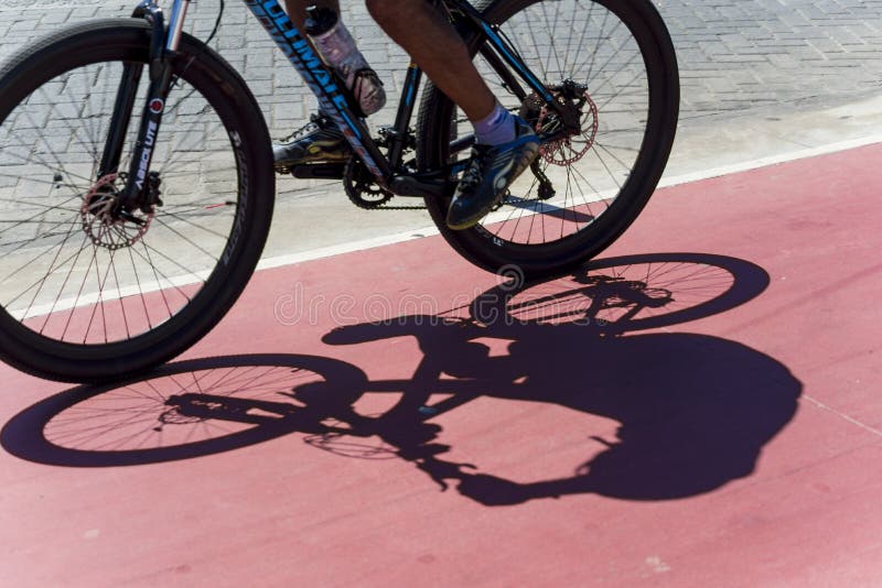 Schaduw van een fiets op het fietspad in de stad salvador brazilië