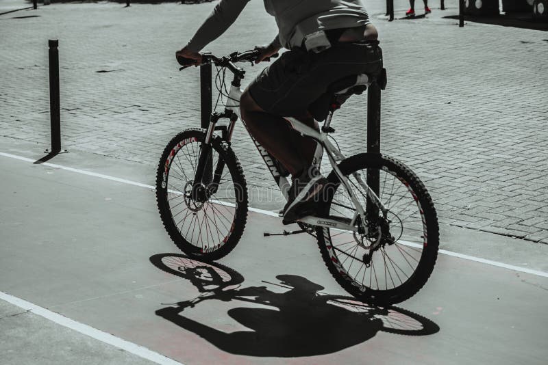 Schaduw van een fiets op het fietspad in de stad salvador brazilië