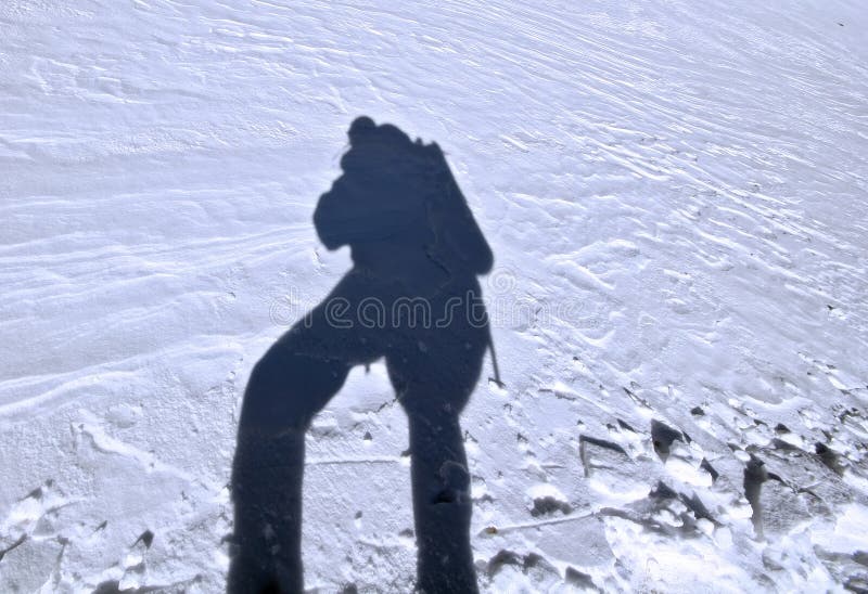 Schaduw van klimmer bij sneeuwsurfase, Tien Shan royalty-vrije stock foto's Schaduw van klimmer bij sneeuwsurfase, Tien Shan royalty-vrije stock foto's