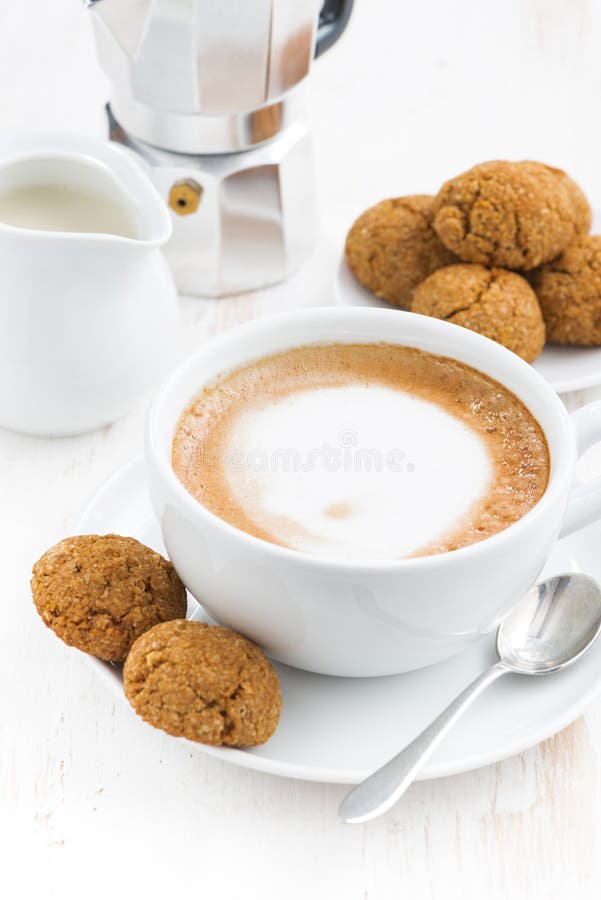 Schale Cappuccino und Makronen auf weißem Holztisch, Nahaufnahme lizenzfreies stockbild Schale Cappuccino und Makronen auf weißem Holztisch, Nahaufnahme lizenzfreies stockbild