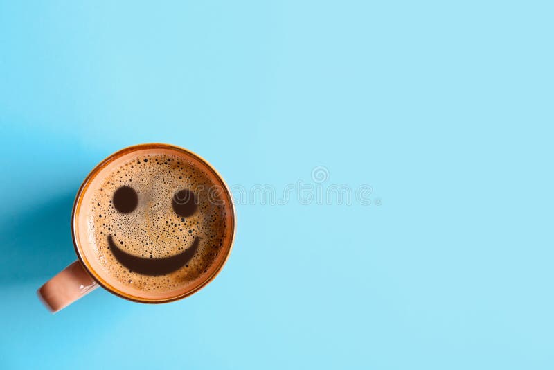 Schale des köstlichen heißen Kaffees mit Schaum und des Lächelns auf Farbhintergrund, Draufsicht Glücklicher Morgen, gute Laune, lizenzfreies stockfoto Schale des köstlichen heißen Kaffees mit Schaum und des Lächelns auf Farbhintergrund, Draufsicht Glücklicher Morgen, gute Laune, lizenzfreies stockfoto