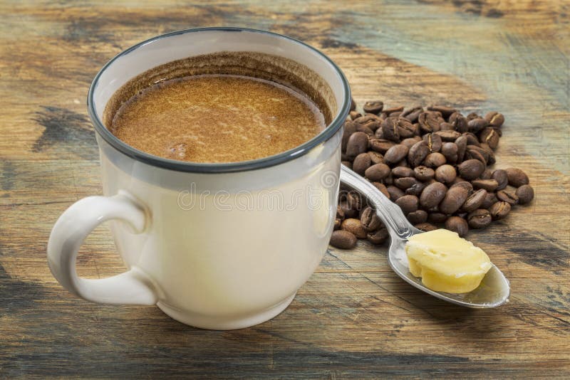 Schale fetthaltiger Kaffee mit Butter