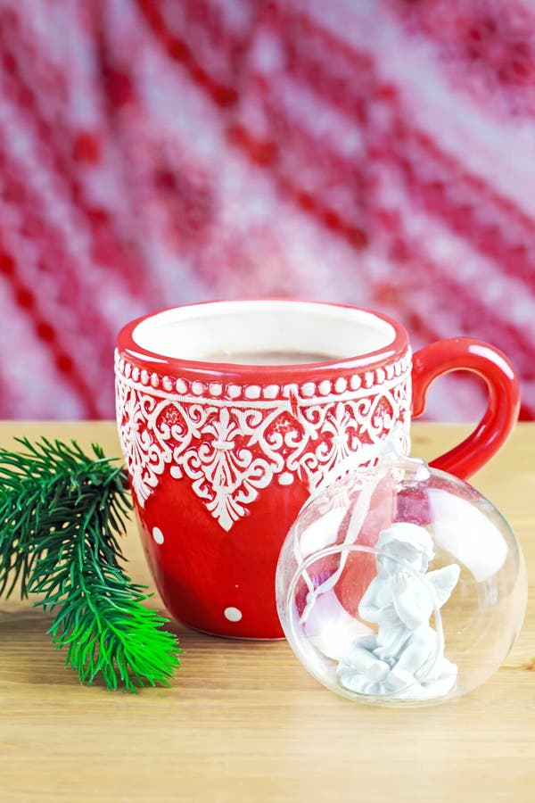 Schale heißes cocao mit Weihnachtsglasspielzeug und -kiefer stockfotografie Schale heißes cocao mit Weihnachtsglasspielzeug und -kiefer stockfotografie