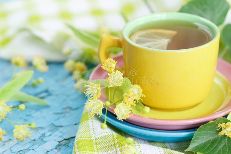 Schale Kräutertee mit Lindeblüten und -zitrone. Schale Kräutertee mit Lindeblüten und Zitrone, Weichzeichnungshintergrund