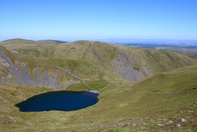 Schalen de Tarn en meningsnoordoosten van Blencathra stock foto Schalen de Tarn en meningsnoordoosten van Blencathra stock foto