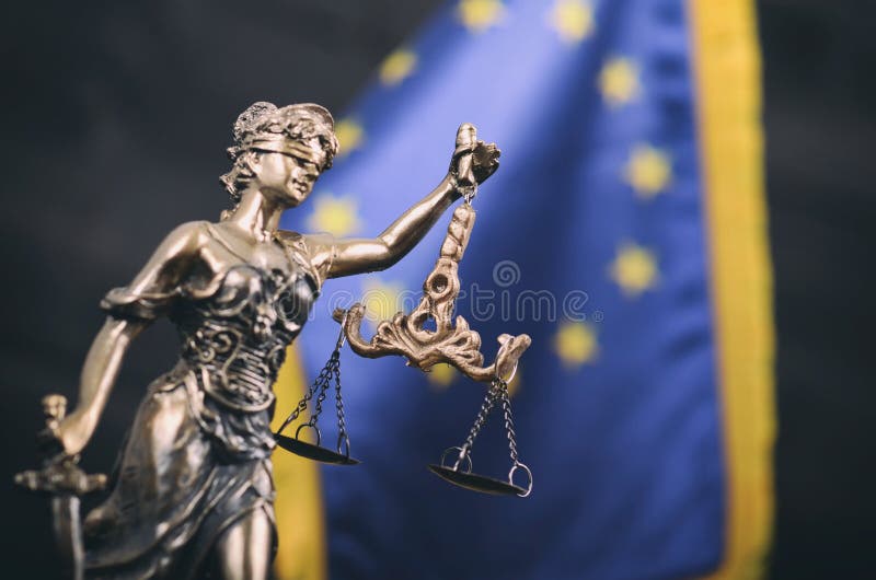 Schalen van Rechtvaardigheid, Dame Justice voor de de EU-vlag stock fotografie Schalen van Rechtvaardigheid, Dame Justice voor de de EU-vlag stock fotografie