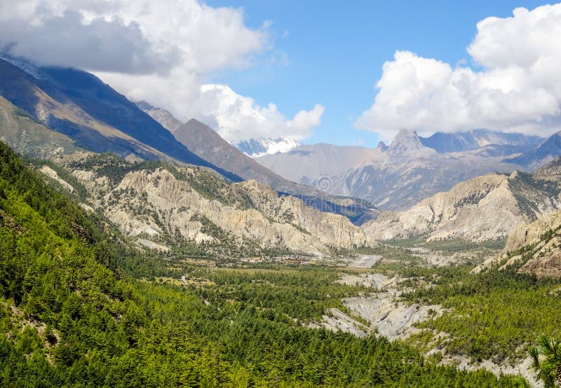 Scharfe graue Berge unter alpines mit einem Schnee bedeckten mountai mit einer Kappe lizenzfreie stockfotografie Scharfe graue Berge unter alpines mit einem Schnee bedeckten mountai mit einer Kappe lizenzfreie stockfotografie