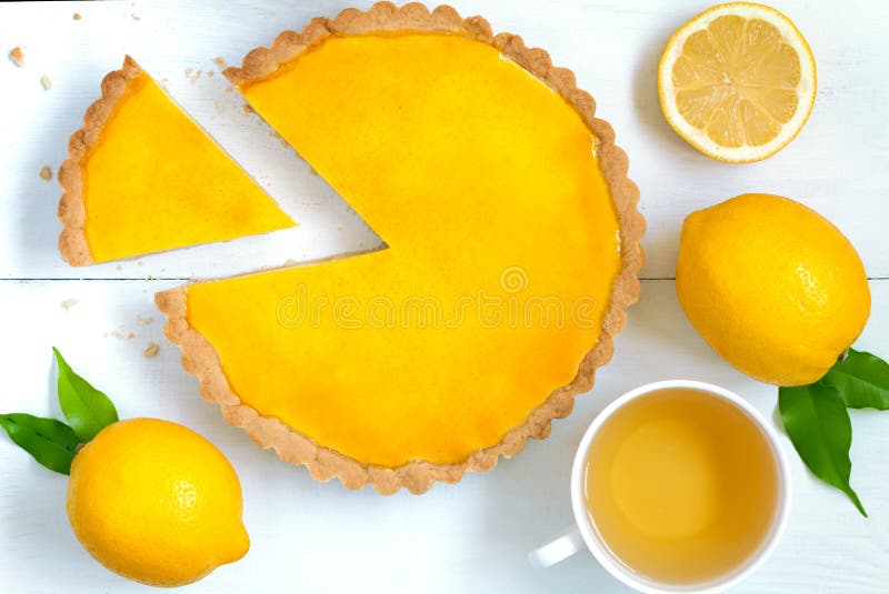 Scharfe Torte der selbst gemachten Fruchtzitrone mit grünem Tee stockbilder