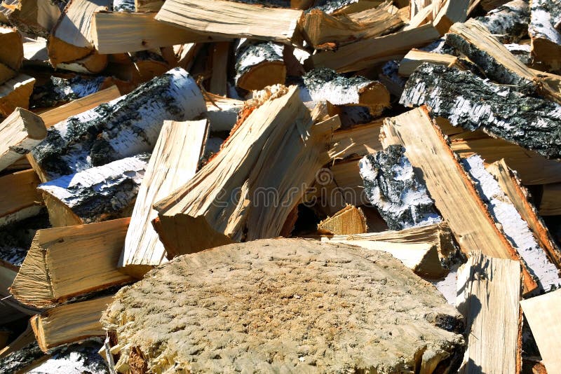 Scharfer Baumschnittstand und Hintergrund der Birkenbrennholzbeschaffenheit für Ihre Gegenstände oder Text Nahaufnahme, Blockwinde, Stumpf, Axt, Holzfäller, Weiß, Service, Bauholz, Arbeit, Zusammenfassung, Muster, Freien, gesägt, Sägemühle, Spitze, Natur, Ansicht, hölzern, Scheibe, Barke, natürlich, Energie, Ringe, Klotz, gesägt, Material, Braun, sägend, Stapel, Hintergrund, Entwurf, Kopie, Raum, Detail
