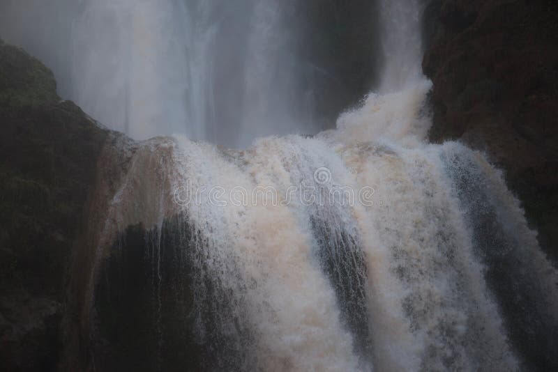 Scharfes Foto des Randes eines schäumenden Wasserfalls lizenzfreie stockfotografie Scharfes Foto des Randes eines schäumenden Wasserfalls lizenzfreie stockfotografie