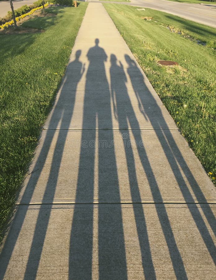 Schatten des Familien-Wegs lizenzfreie stockbilder Schatten des Familien-Wegs lizenzfreie stockbilder