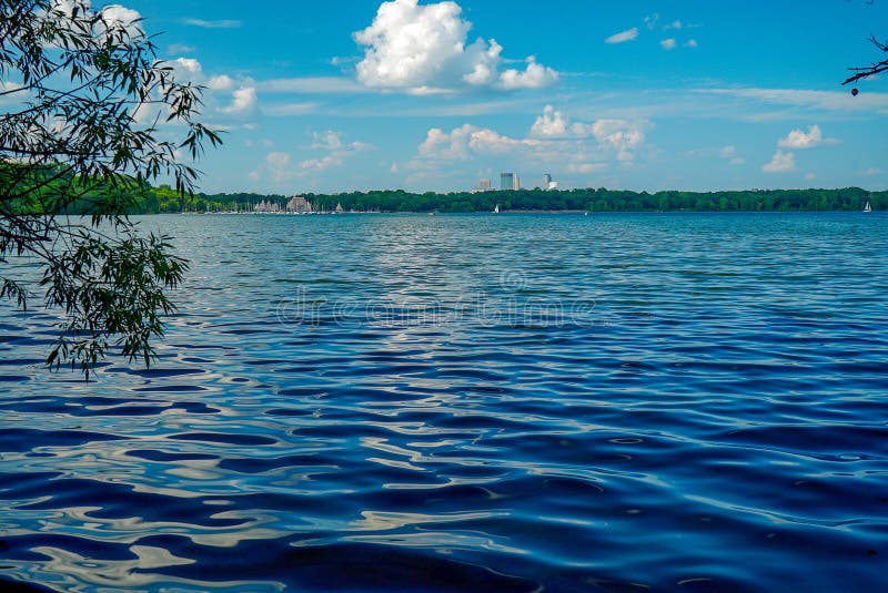 Schatten von blauen Kräuselungen von den Wellen, die über See Harriet fließen stockbilder Schatten von blauen Kräuselungen von den Wellen, die über See Harriet fließen stockbilder