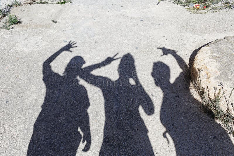 Schatten Von Drei Freunden Auf Pflasterung Stockfoto - Bild von