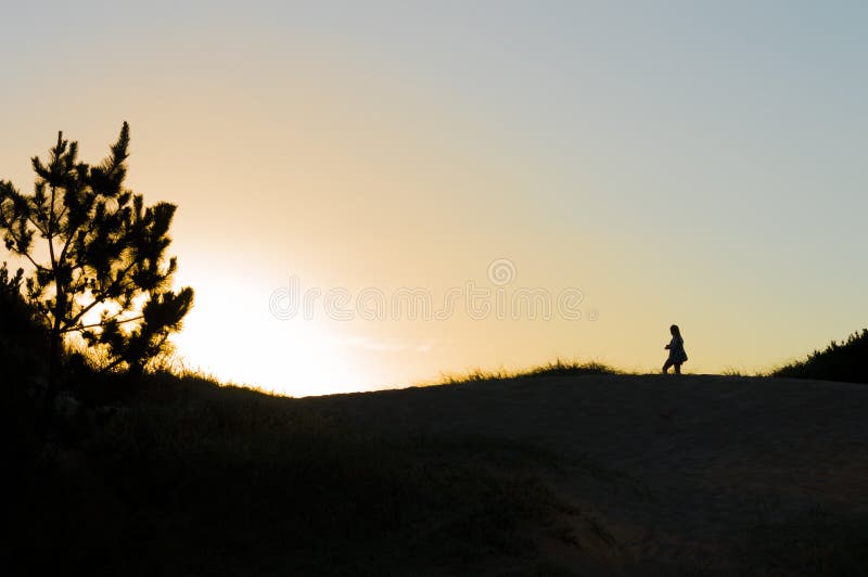 Schattenbild auf den Dünen bei Sonnenuntergang in Punta del Este, Uruguay lizenzfreie stockfotografie Schattenbild auf den Dünen bei Sonnenuntergang in Punta del Este, Uruguay lizenzfreie stockfotografie