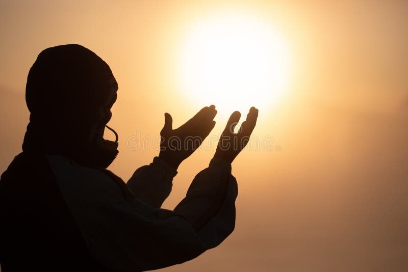 Schattenbild der junge menschliche Handoffenen Palme herauf Anbetung und des Betens zum Gott bei Sonnenaufgang, Christian Religio stockbilder Schattenbild der junge menschliche Handoffenen Palme herauf Anbetung und des Betens zum Gott bei Sonnenaufgang, Christian Religio stockbilder