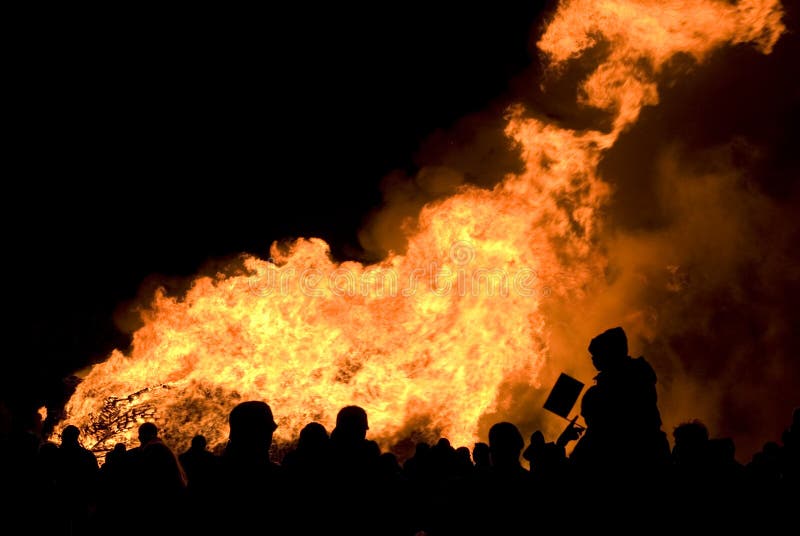 Schattenbild der Masse am Feuer stockbild Schattenbild der Masse am Feuer stockbild