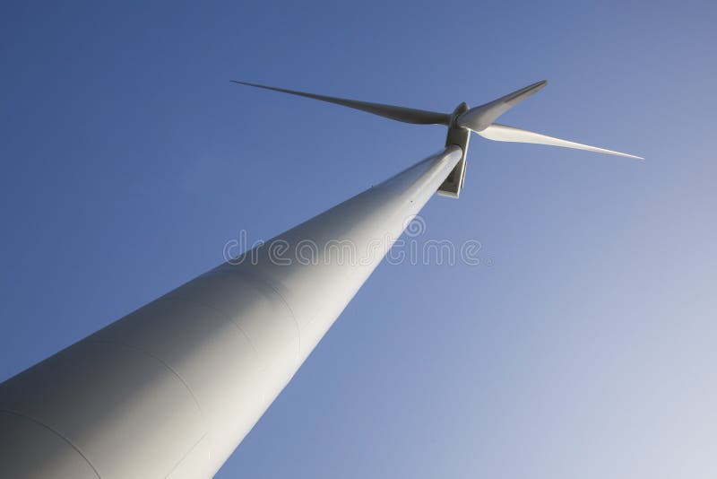 Schattenbild der Windkraftanlage gegen blauen Himmel stockbilder Schattenbild der Windkraftanlage gegen blauen Himmel stockbilder