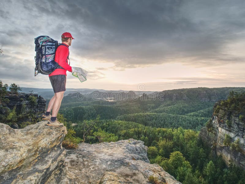 Schattenbild des jungen Fremdenführers schauend in der Karte auf Spur stockfoto Schattenbild des jungen Fremdenführers schauend in der Karte auf Spur stockfoto