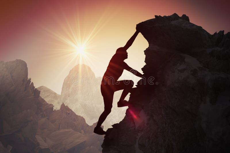 Schattenbild des jungen Mannes kletternd auf Berg