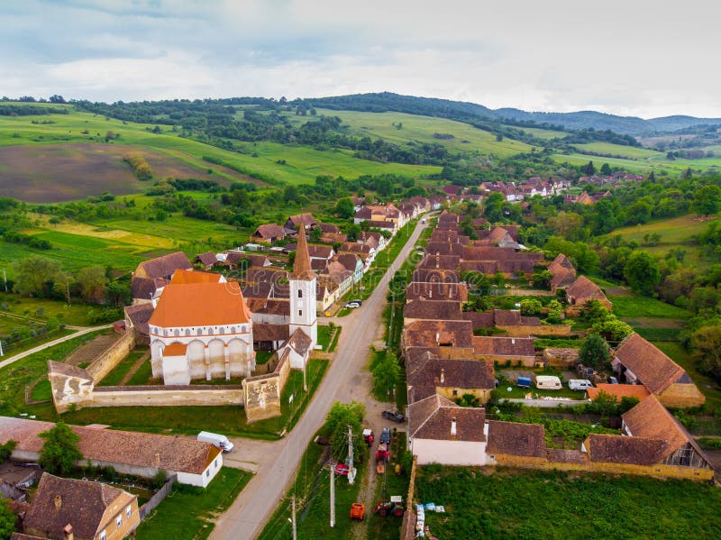 Schattenbild des kauernden Gesch?ftsmannes Mittelalterliche s?chsische Kirche in Saschiz-Dorf, Siebenb?rgen, Rum?nien Der meiste lizenzfreie stockfotografie Schattenbild des kauernden Gesch?ftsmannes Mittelalterliche s?chsische Kirche in Saschiz-Dorf, Siebenb?rgen, Rum?nien Der meiste lizenzfreie stockfotografie