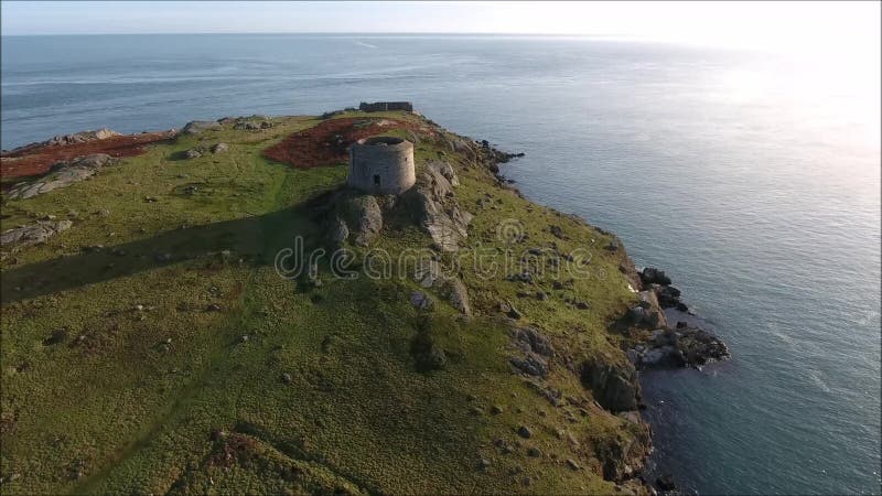 Schattenbild des kauernden Geschäftsmannes ruinen Dalkey-Insel irland stock video footage