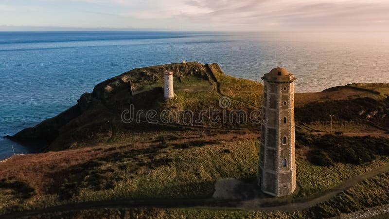 Schattenbild des kauernden Geschäftsmannes Wicklow-Kopfleuchtturm Grafschaft Wicklow irland stockfotos Schattenbild des kauernden Geschäftsmannes Wicklow-Kopfleuchtturm Grafschaft Wicklow irland stockfotos
