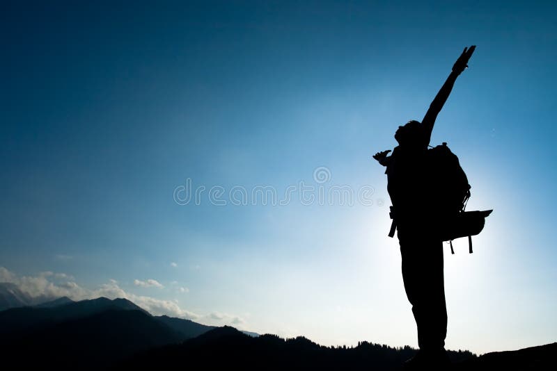 Schattenbild des Kletterns des jungen Erwachsenen an der Spitze des Gipfels lizenzfreie stockfotografie Schattenbild des Kletterns des jungen Erwachsenen an der Spitze des Gipfels lizenzfreie stockfotografie
