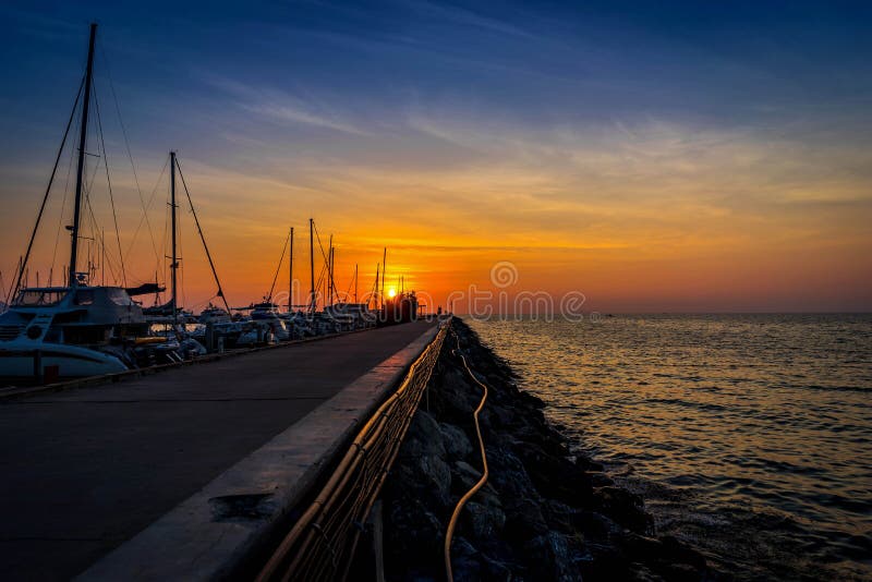 Schattenbild des Yacht-Parkpiers im Sonnenuntergang lizenzfreie stockfotografie Schattenbild des Yacht-Parkpiers im Sonnenuntergang lizenzfreie stockfotografie