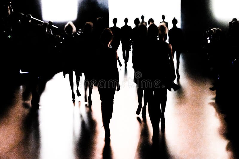 Schattenbild einer Gruppe Modelle in der Bewegung lizenzfreie stockfotos Schattenbild einer Gruppe Modelle in der Bewegung lizenzfreie stockfotos