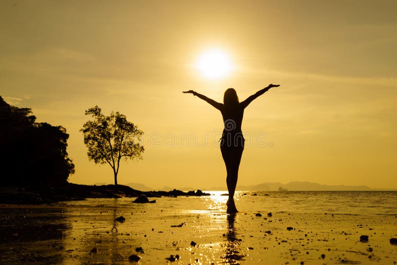 Schattenbild einer Schönheit am Strand in Thailand an den Sonnen stockfotografie Schattenbild einer Schönheit am Strand in Thailand an den Sonnen stockfotografie