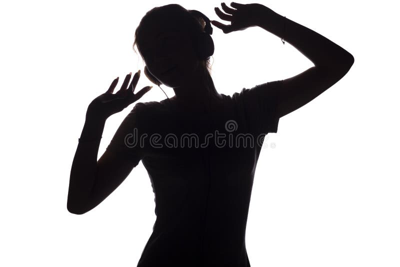 Schattenbild eines glücklichen Mädchens, das Musik in den Kopfhörern, Zahl der jungen Frau mit den Händen herauf die Entspannung stockfoto Schattenbild eines glücklichen Mädchens, das Musik in den Kopfhörern, Zahl der jungen Frau mit den Händen herauf die Entspannung stockfoto