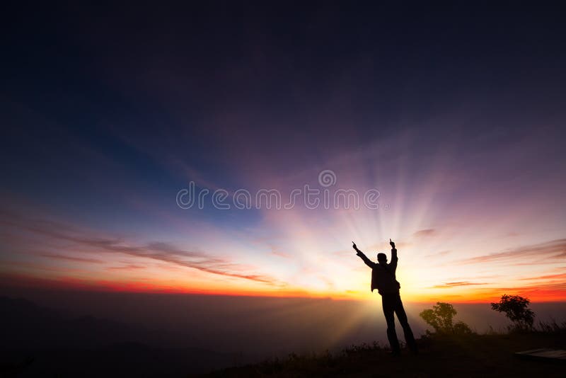 Schattenbild eines Mannes, der auf der Klippe betrachtet Sonnenaufgang-BAC steht lizenzfreies stockbild Schattenbild eines Mannes, der auf der Klippe betrachtet Sonnenaufgang-BAC steht lizenzfreies stockbild