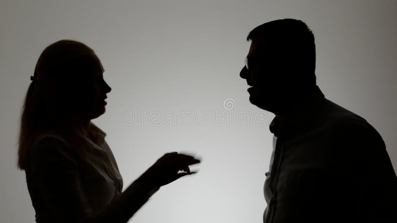 Schattenbild eines Mannes und der Frau Ein Familienstreit, ein Mann und ein Frauenruf an einander emotional gestikulierend mit