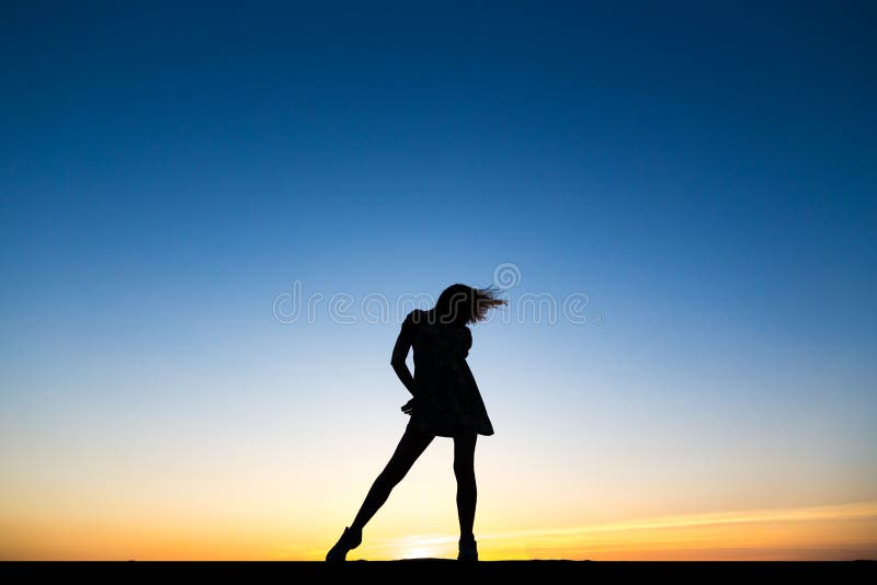 Schattenbild eines schönen glücklichen gesunden Frauentänzers lizenzfreies stockfoto Schattenbild eines schönen glücklichen gesunden Frauentänzers lizenzfreies stockfoto