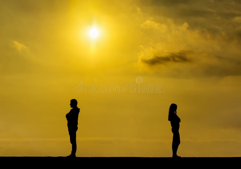 Schattenbild eines traurigen Mädchens und des Mannes auf einander, Paar brechen oben