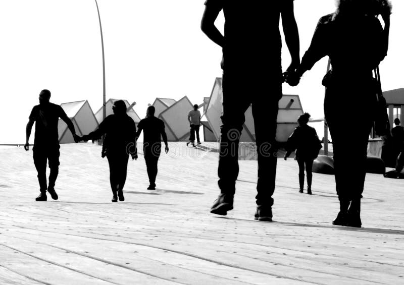  Schattenbild-Paar-Wege auf Promenade lizenzfreies stockfoto