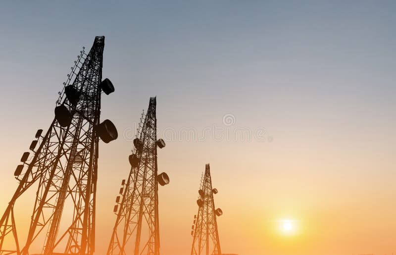 Schattenbild, Telekommunikation ragt mit Fernsehantennen und -Satellitenschüssel im Sonnenuntergang hoch stockfotos Schattenbild, Telekommunikation ragt mit Fernsehantennen und -Satellitenschüssel im Sonnenuntergang hoch stockfotos
