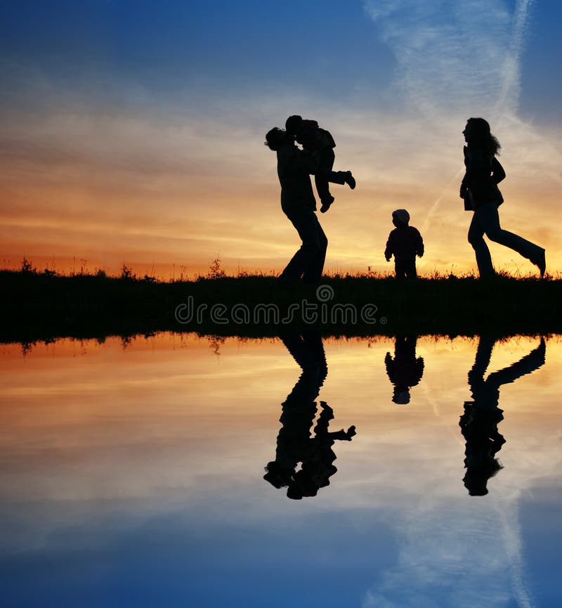 Schattenbild-vierköpfige Familie lizenzfreies stockbild Schattenbild-vierköpfige Familie lizenzfreies stockbild