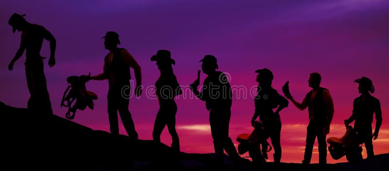 Schattenbild von den Cowboys und von Cowgirlen, die in eine Linie in den Sonnen gehen stockfoto Schattenbild von den Cowboys und von Cowgirlen, die in eine Linie in den Sonnen gehen stockfoto