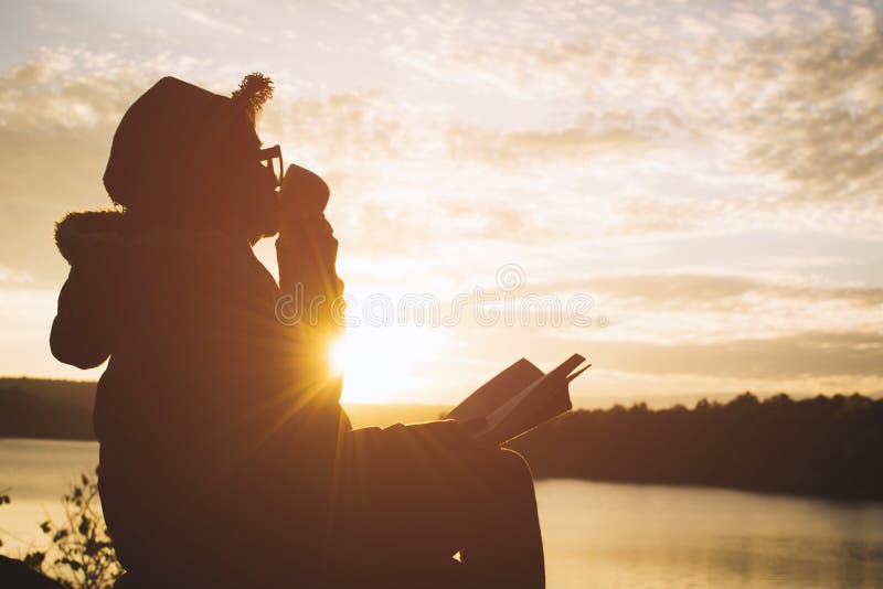 Schattenbild von den glücklichen alten Frauen, die ein Buch lesen lizenzfreies stockfoto Schattenbild von den glücklichen alten Frauen, die ein Buch lesen lizenzfreies stockfoto