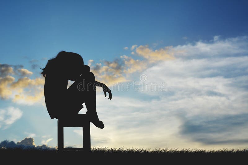 Schattenbild von den traurigen Frauen, die auf Stuhl sitzen lizenzfreie stockbilder Schattenbild von den traurigen Frauen, die auf Stuhl sitzen lizenzfreie stockbilder