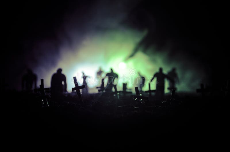 Schattenbild von den Zombies, die über Kirchhof in der Nacht gehen Horror-Halloween-Konzept der Gruppe Zombies nachts lizenzfreies stockbild Schattenbild von den Zombies, die über Kirchhof in der Nacht gehen Horror-Halloween-Konzept der Gruppe Zombies nachts lizenzfreies stockbild